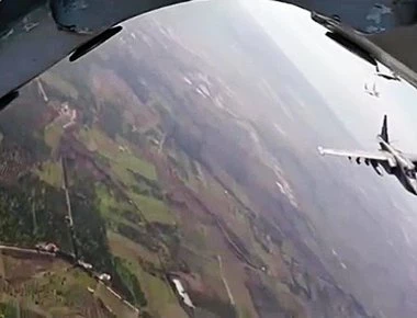 Ισλαμιστές αντάρτες πάνω από το άψυχο σώμα του Ρώσου πιλότου (βίντεο)